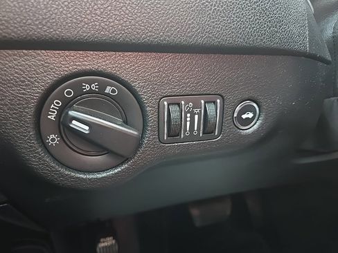 Used 2018 Dodge Charger SXT image 41