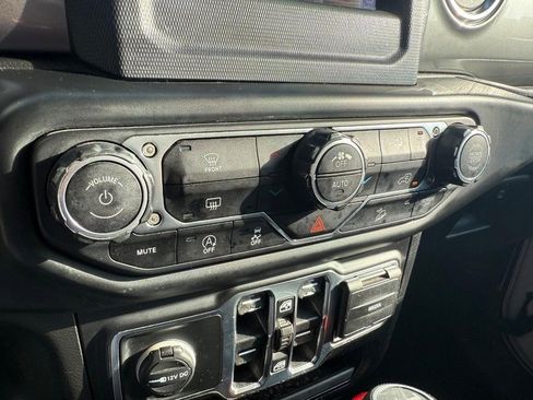 Used 2020 Jeep Wrangler Unlimited Sahara image 30