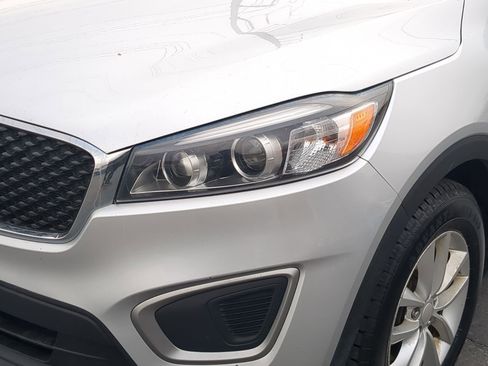 Used 2016 Kia Sorento LX w/ LX Convenience Package image 10