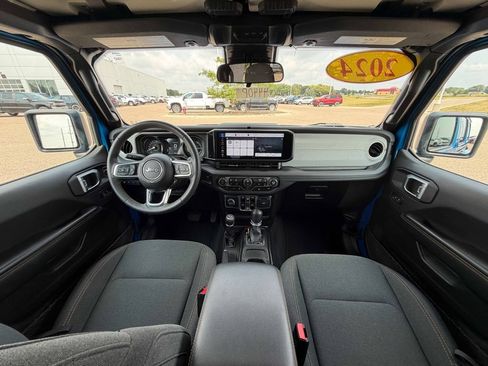 Used 2024 Jeep Wrangler Unlimited Sahara AWD/4WD image 28
