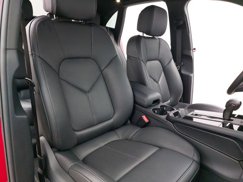 Used 2025 Porsche Macan image 12