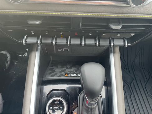 Used 2024 Chevrolet Colorado ZR2 w/ ZR2 Convenience Package III image 21