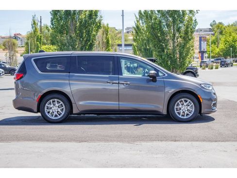 Used 2023 Chrysler Pacifica Touring-L FWD image 2