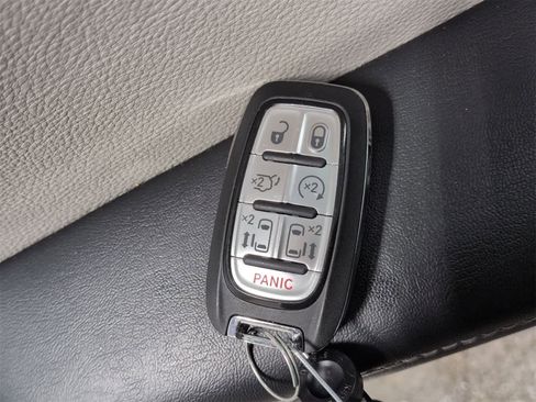 Certified 2024 Chrysler Pacifica Touring-L image 34