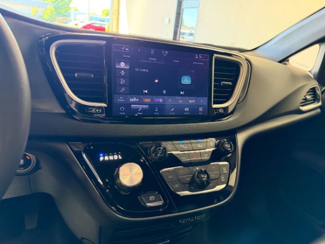 Used 2025 Chrysler Pacifica Select FWD image 14