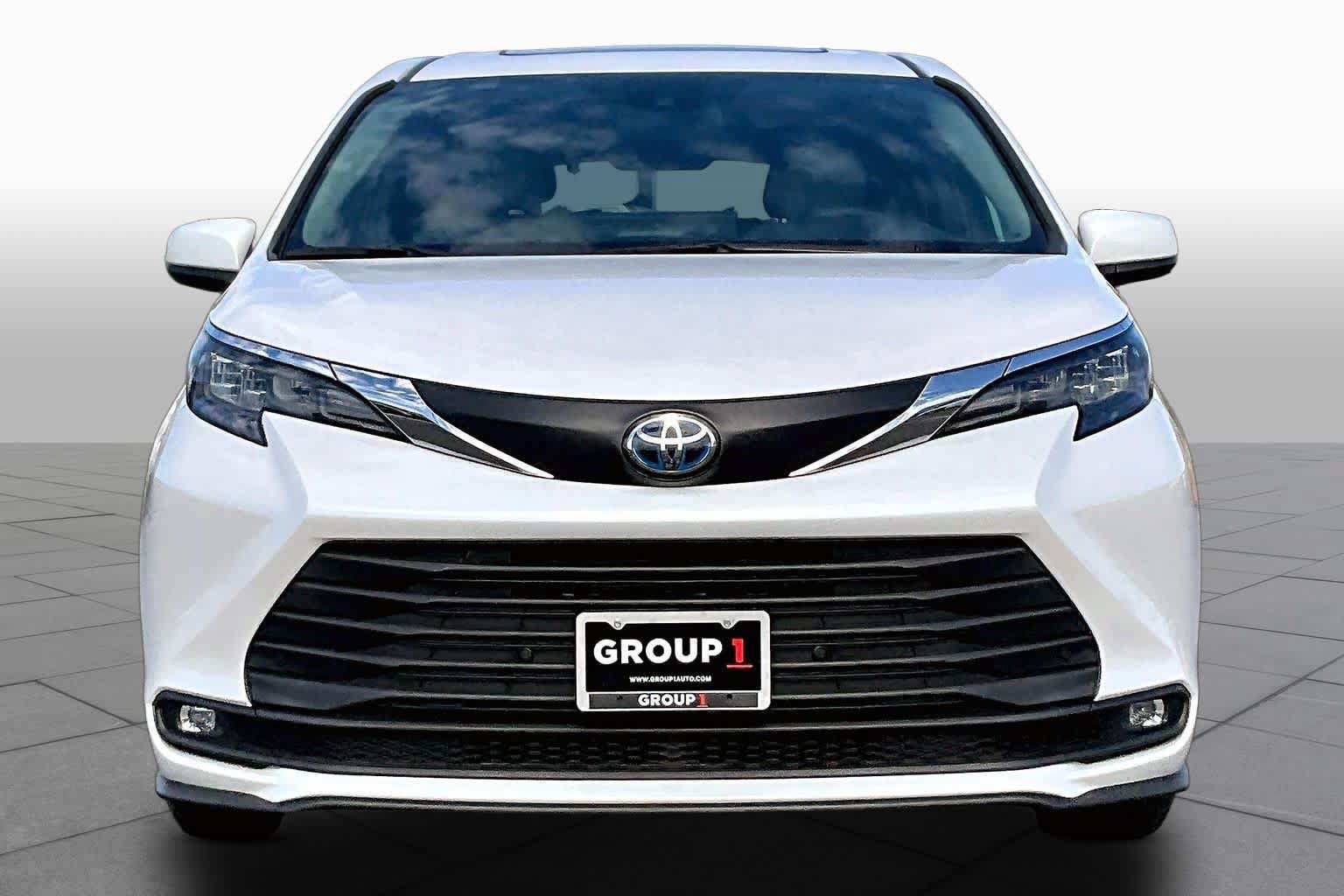 Used 2025 Toyota Sienna XLE FWD image 4