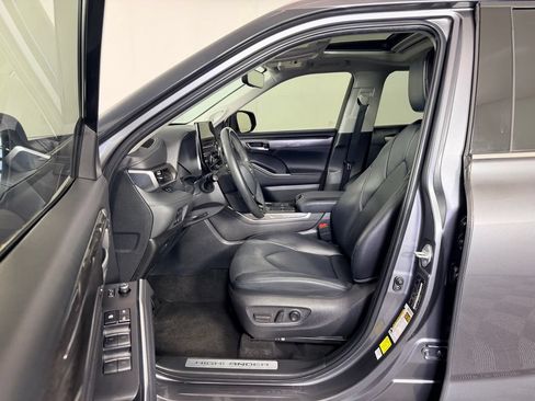Used 2024 Toyota Highlander Limited FWD image 24