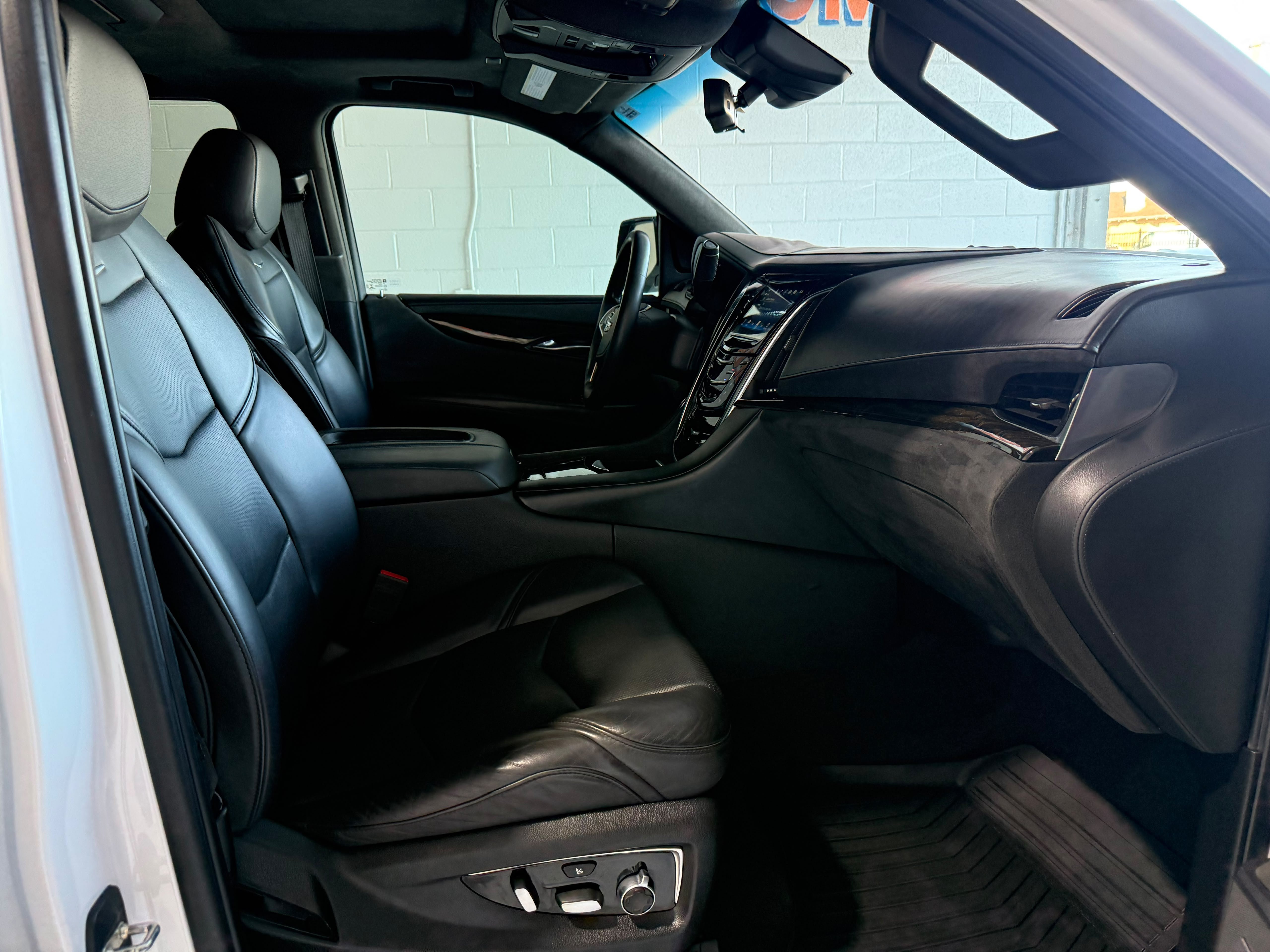 Used 2020 Cadillac Escalade Platinum AWD/4WD image 15