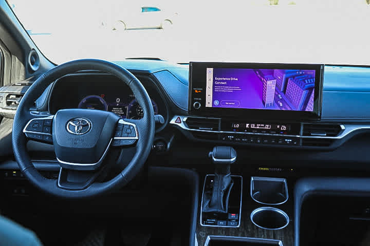 Used 2025 Toyota Sienna Platinum AWD/4WD image 12