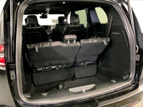 Used 2024 Chrysler Pacifica Limited w/ Uconnect Theater Family Group image 4