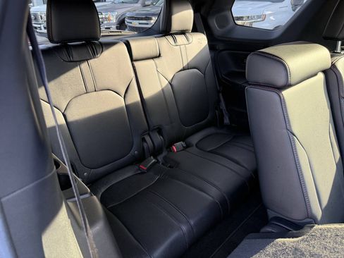 Used 2025 Honda Pilot Black Edition image 17