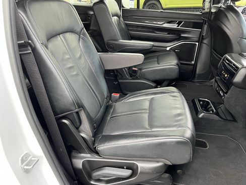 Used 2022 Jeep Wagoneer Series III w/ Convenience Group I AWD/4WD image 4