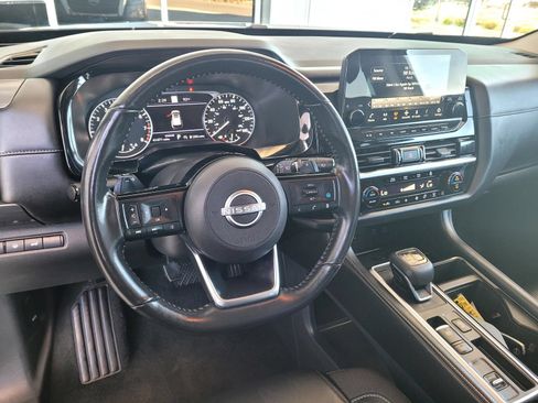 Used 2025 Nissan Pathfinder SL FWD image 12