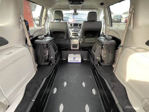 Used 2019 Chrysler Pacifica Touring-L image 21