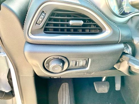 Used 2025 Chrysler Pacifica Limited FWD image 32