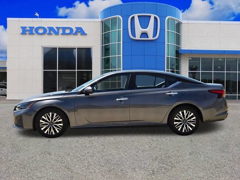 Used 2024 Nissan Altima 2.5 SV w/ SV Premium Package FWD image 6