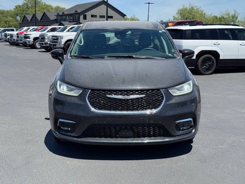 Used 2023 Chrysler Pacifica Touring-L FWD image 2