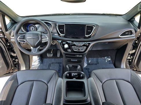 Used 2025 Chrysler Pacifica Select FWD image 9