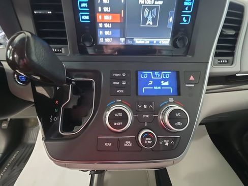 Used 2017 Toyota Sienna XLE Premium AWD/4WD image 20