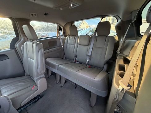 Used 2016 Chrysler Town & Country Touring image 18