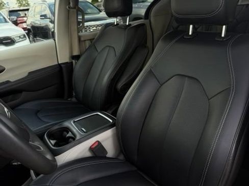 Used 2024 Chrysler Pacifica Touring-L FWD image 26