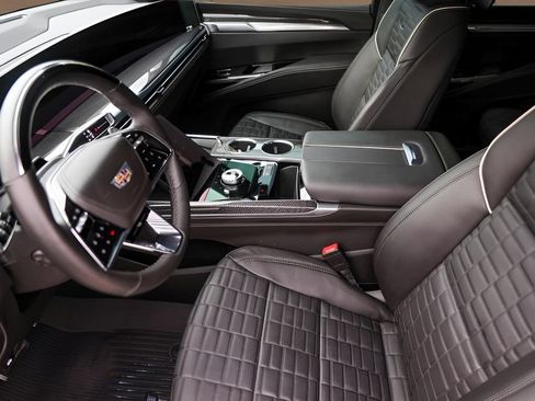 Certified 2025 Cadillac Escalade ESV V AWD/4WD image 9