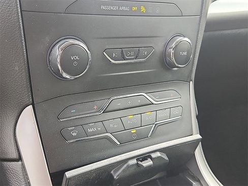Used 2019 Ford Edge SEL image 16