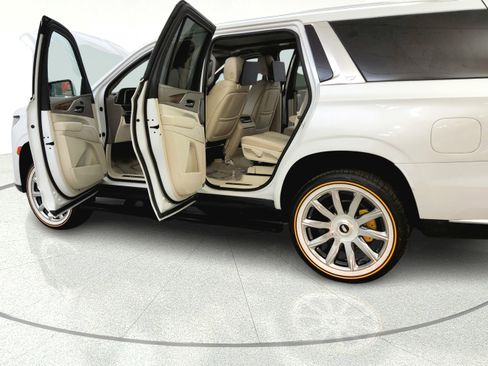 Used 2021 Cadillac Escalade Premium Luxury Platinum RWD image 12