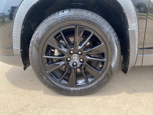 Used 2019 Toyota Highlander SE FWD image 11