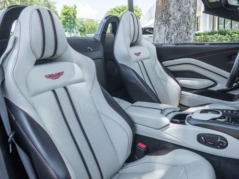 Used 2022 Aston Martin V8 Vantage Roadster RWD image 19