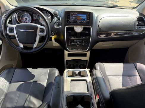 Used 2014 Chrysler Town & Country Touring FWD image 14