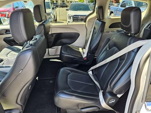 Used 2024 Chrysler Pacifica Touring-L FWD image 20