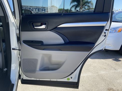 Used 2016 Toyota Highlander XLE image 18