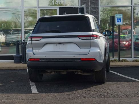 Used 2024 Jeep Grand Cherokee Altitude image 3