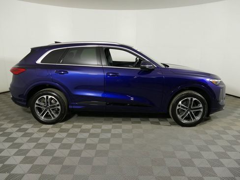 Certified 2025 Audi Q5 Premium w/ Convenience Package image 2