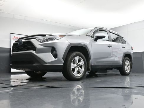 Used 2020 Toyota RAV4 XLE image 28