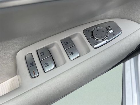 Used 2025 Genesis G70 2.5T image 19