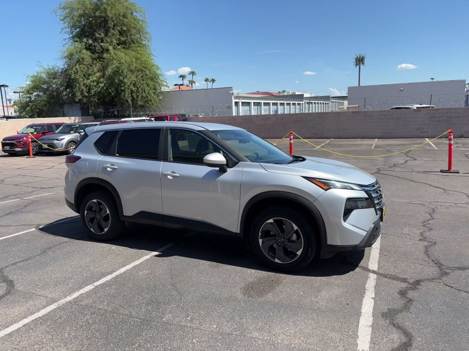 Used 2025 Nissan Rogue SV FWD image 2