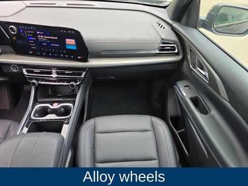 Used 2025 Chevrolet Traverse LT AWD/4WD image 17