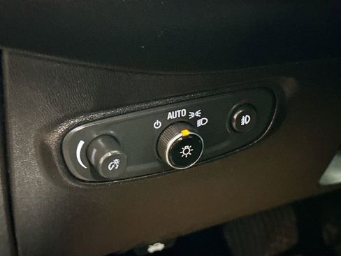 Used 2018 Chevrolet Equinox Premier image 11