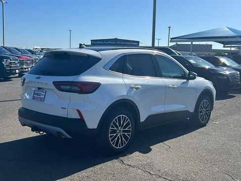 Certified 2025 Ford Escape SE w/ Class II Trailer Tow Package FWD image 3