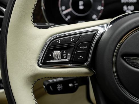 Used 2024 Bentley Bentayga AWD/4WD image 20
