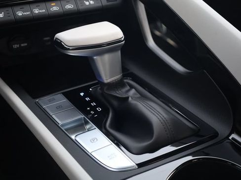 Certified 2025 Hyundai Elantra Limited FWD image 21
