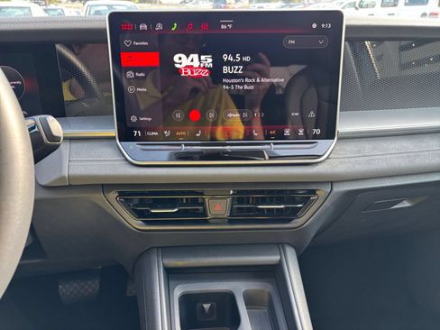 Used 2026 Volkswagen Tiguan SE AWD/4WD image 17