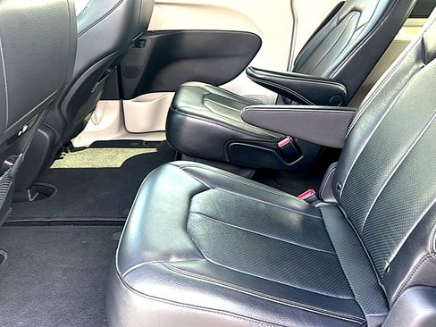 Used 2022 Chrysler Pacifica Touring-L image 18