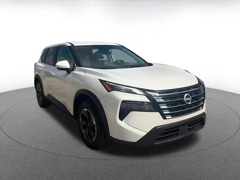 Used 2025 Nissan Rogue SV image 3