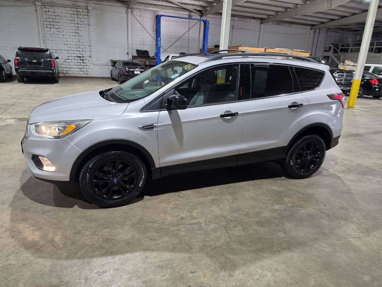 Used 2017 Ford Escape SE w/ Equipment Group 201A AWD/4WD image 1