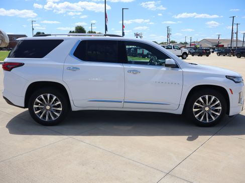 Used 2023 Chevrolet Traverse Premier AWD/4WD image 4