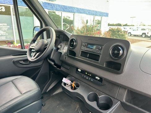 Used 2022 Mercedes-Benz Sprinter 2500 image 11