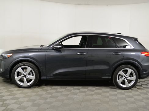 Certified 2025 Audi Q5 Prestige image 2
